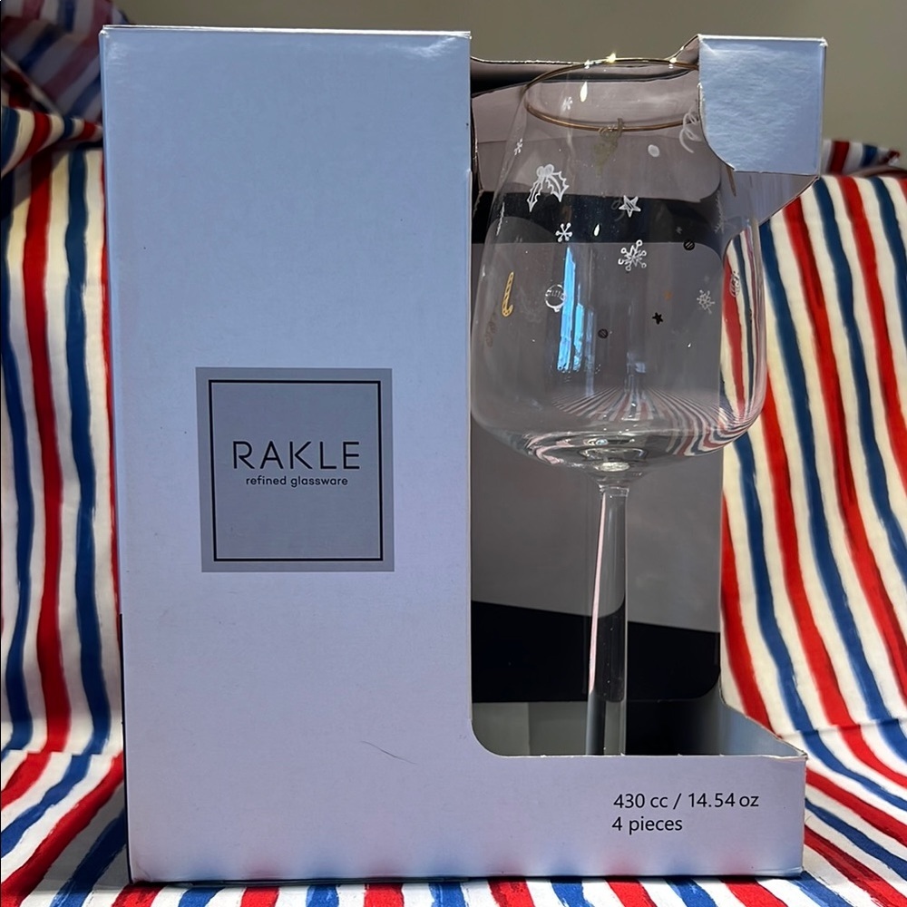 NWT Sparkle and Festive wine glasses. Refined glassware.set of 4